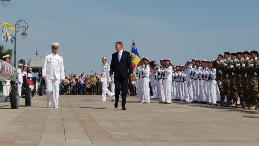 au inceput manifestarile dedicate zilei marinei romane mii de oameni s au strans pe faleza comandamentului au inceput manifestarile dedicate zilei marinei romane mii de oameni s au strans pe faleza comandamentului