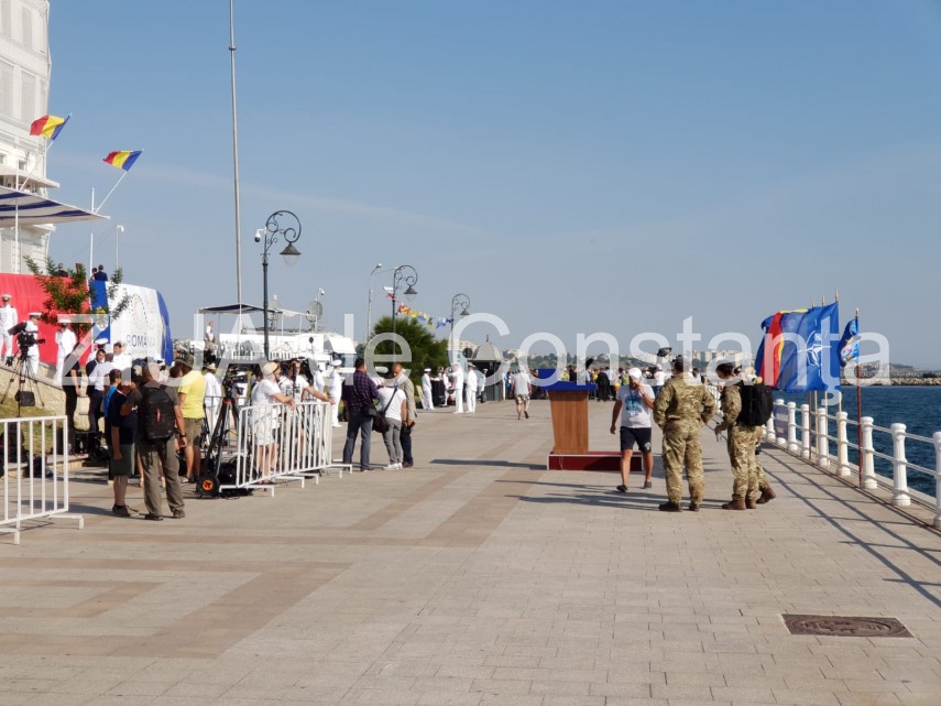 au inceput manifestarile dedicate zilei marinei romane mii de oameni s au strans pe faleza comandamentului au inceput manifestarile dedicate zilei marinei romane mii de oameni s au strans pe faleza comandamentului