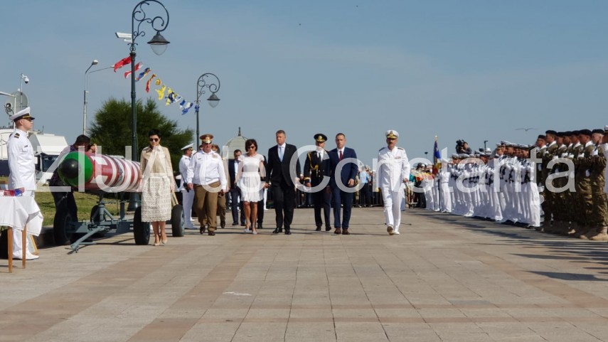 au inceput manifestarile dedicate zilei marinei romane mii de oameni s au strans pe faleza comandamentului au inceput manifestarile dedicate zilei marinei romane mii de oameni s au strans pe faleza comandamentului