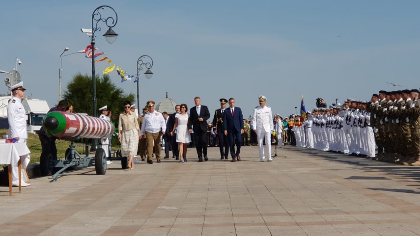 au inceput manifestarile dedicate zilei marinei romane mii de oameni s au strans pe faleza comandamentului au inceput manifestarile dedicate zilei marinei romane mii de oameni s au strans pe faleza comandamentului