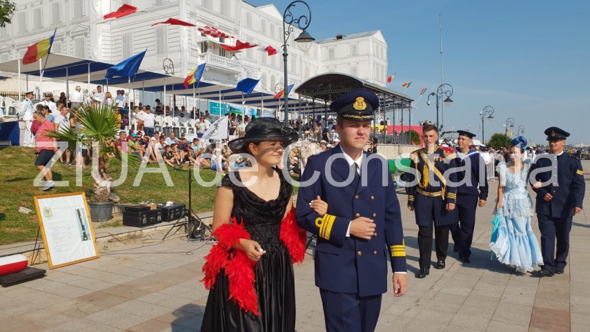 au inceput manifestarile dedicate zilei marinei romane mii de oameni s au strans pe faleza comandamentului au inceput manifestarile dedicate zilei marinei romane mii de oameni s au strans pe faleza comandamentului