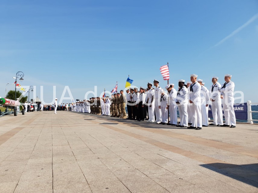 au inceput manifestarile dedicate zilei marinei romane mii de oameni s au strans pe faleza comandamentului au inceput manifestarile dedicate zilei marinei romane mii de oameni s au strans pe faleza comandamentului