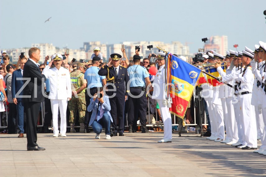 au inceput manifestarile dedicate zilei marinei romane mii de oameni s au strans pe faleza comandamentului au inceput manifestarile dedicate zilei marinei romane mii de oameni s au strans pe faleza comandamentului