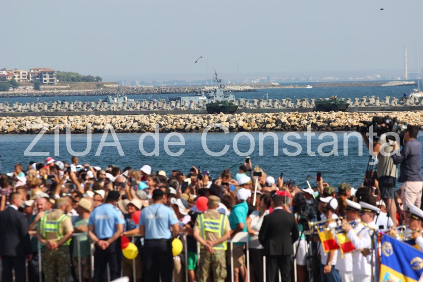 au inceput manifestarile dedicate zilei marinei romane mii de oameni s au strans pe faleza comandamentului au inceput manifestarile dedicate zilei marinei romane mii de oameni s au strans pe faleza comandamentului