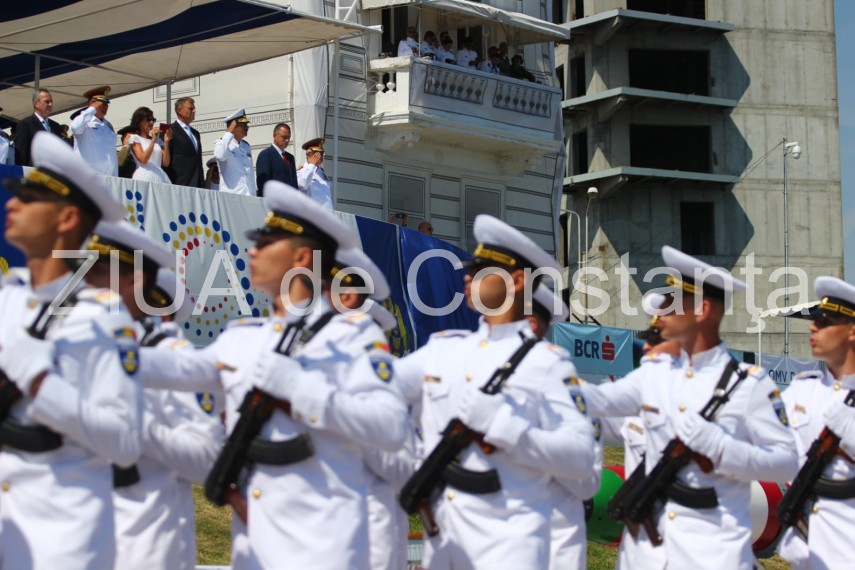 au inceput manifestarile dedicate zilei marinei romane mii de oameni s au strans pe faleza comandamentului au inceput manifestarile dedicate zilei marinei romane mii de oameni s au strans pe faleza comandamentului