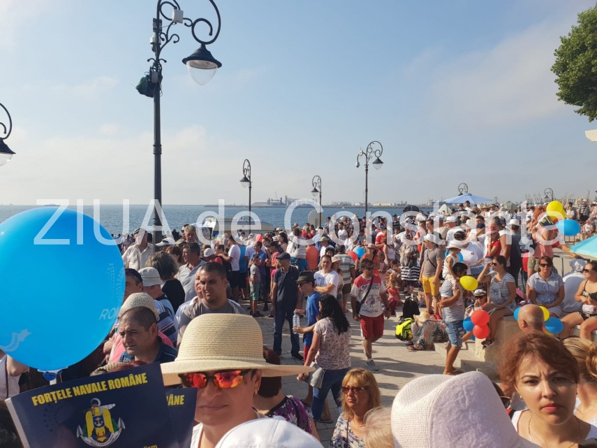 au inceput manifestarile dedicate zilei marinei romane mii de oameni s au strans pe faleza comandamentului au inceput manifestarile dedicate zilei marinei romane mii de oameni s au strans pe faleza comandamentului