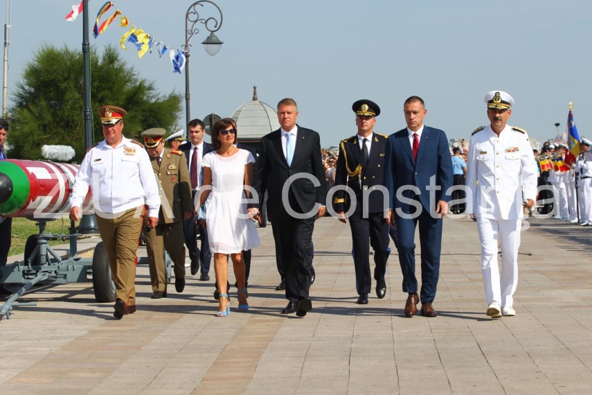 au inceput manifestarile dedicate zilei marinei romane mii de oameni s au strans pe faleza comandamentului au inceput manifestarile dedicate zilei marinei romane mii de oameni s au strans pe faleza comandamentului