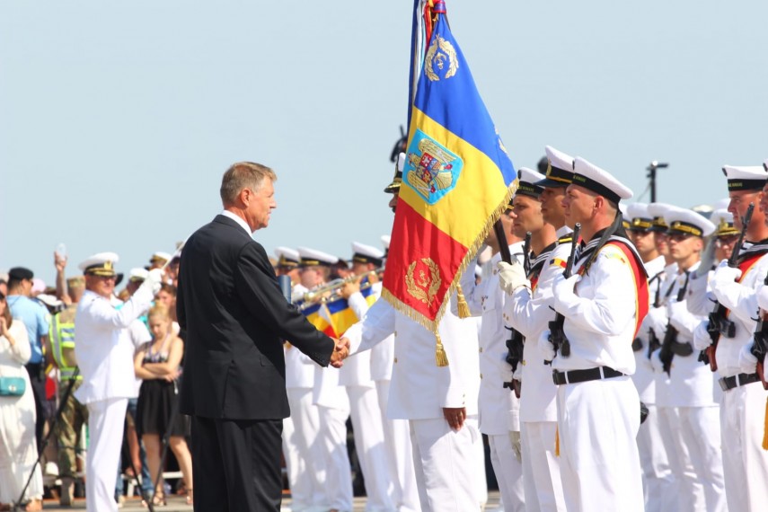 au inceput manifestarile dedicate zilei marinei romane mii de oameni s au strans pe faleza comandamentului au inceput manifestarile dedicate zilei marinei romane mii de oameni s au strans pe faleza comandamentului