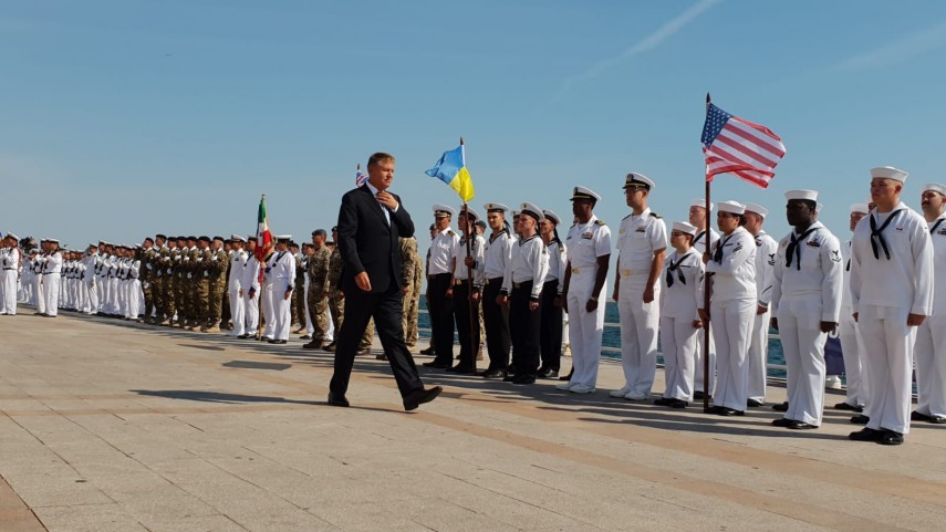 au inceput manifestarile dedicate zilei marinei romane mii de oameni s au strans pe faleza comandamentului au inceput manifestarile dedicate zilei marinei romane mii de oameni s au strans pe faleza comandamentului