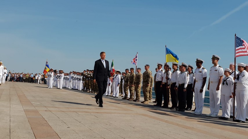 au inceput manifestarile dedicate zilei marinei romane mii de oameni s au strans pe faleza comandamentului au inceput manifestarile dedicate zilei marinei romane mii de oameni s au strans pe faleza comandamentului