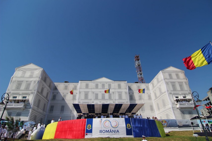 au inceput manifestarile dedicate zilei marinei romane mii de oameni s au strans pe faleza comandamentului au inceput manifestarile dedicate zilei marinei romane mii de oameni s au strans pe faleza comandamentului