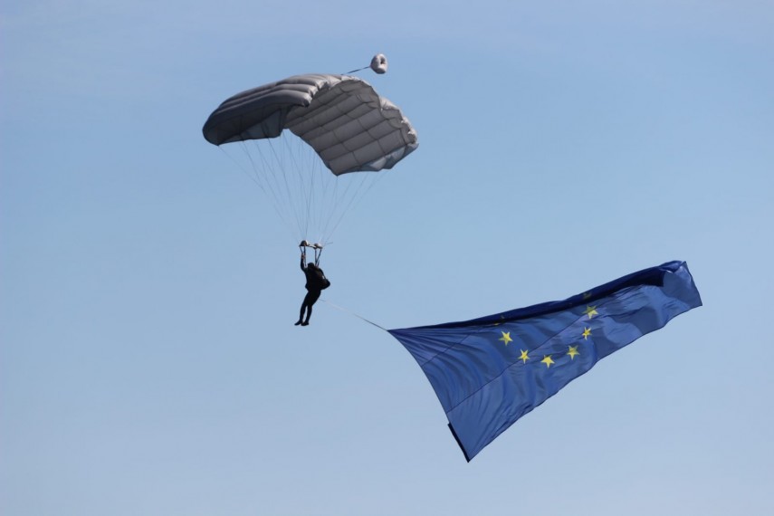 au inceput manifestarile dedicate zilei marinei romane mii de oameni s au strans pe faleza comandamentului au inceput manifestarile dedicate zilei marinei romane mii de oameni s au strans pe faleza comandamentului