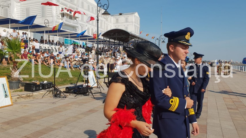 au inceput manifestarile dedicate zilei marinei romane mii de oameni s au strans pe faleza comandamentului au inceput manifestarile dedicate zilei marinei romane mii de oameni s au strans pe faleza comandamentului