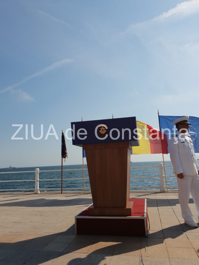 au inceput manifestarile dedicate zilei marinei romane mii de oameni s au strans pe faleza comandamentului au inceput manifestarile dedicate zilei marinei romane mii de oameni s au strans pe faleza comandamentului
