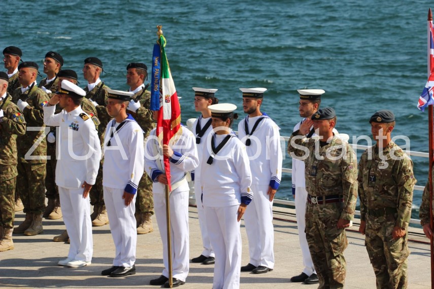 au inceput manifestarile dedicate zilei marinei romane mii de oameni s au strans pe faleza comandamentului au inceput manifestarile dedicate zilei marinei romane mii de oameni s au strans pe faleza comandamentului