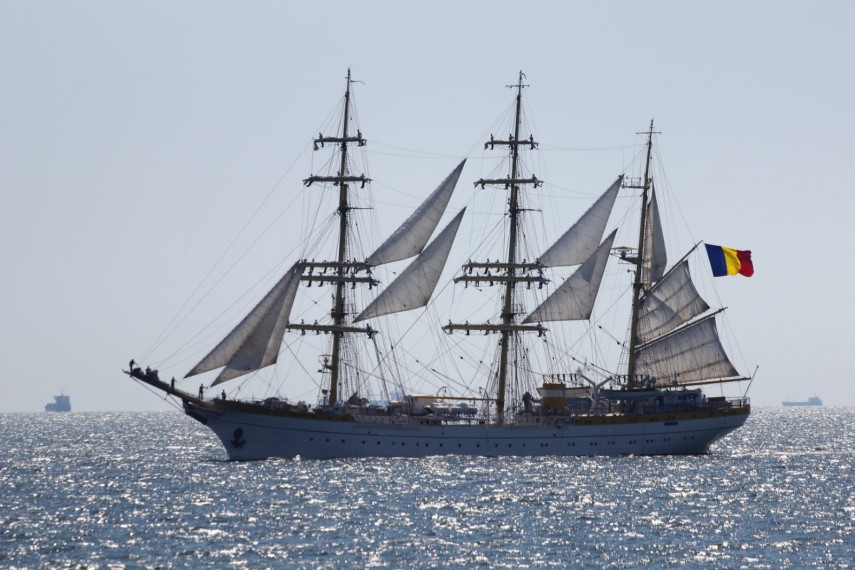 au inceput manifestarile dedicate zilei marinei romane mii de oameni s au strans pe faleza comandamentului au inceput manifestarile dedicate zilei marinei romane mii de oameni s au strans pe faleza comandamentului