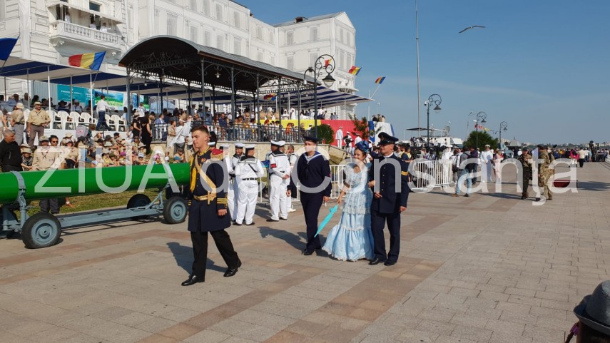 au inceput manifestarile dedicate zilei marinei romane mii de oameni s au strans pe faleza comandamentului au inceput manifestarile dedicate zilei marinei romane mii de oameni s au strans pe faleza comandamentului