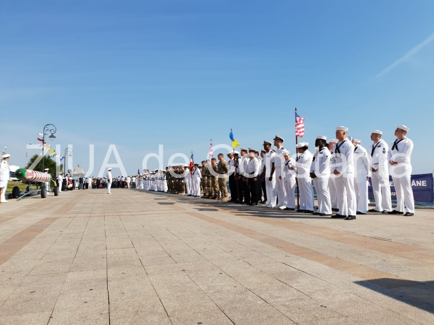 au inceput manifestarile dedicate zilei marinei romane mii de oameni s au strans pe faleza comandamentului au inceput manifestarile dedicate zilei marinei romane mii de oameni s au strans pe faleza comandamentului