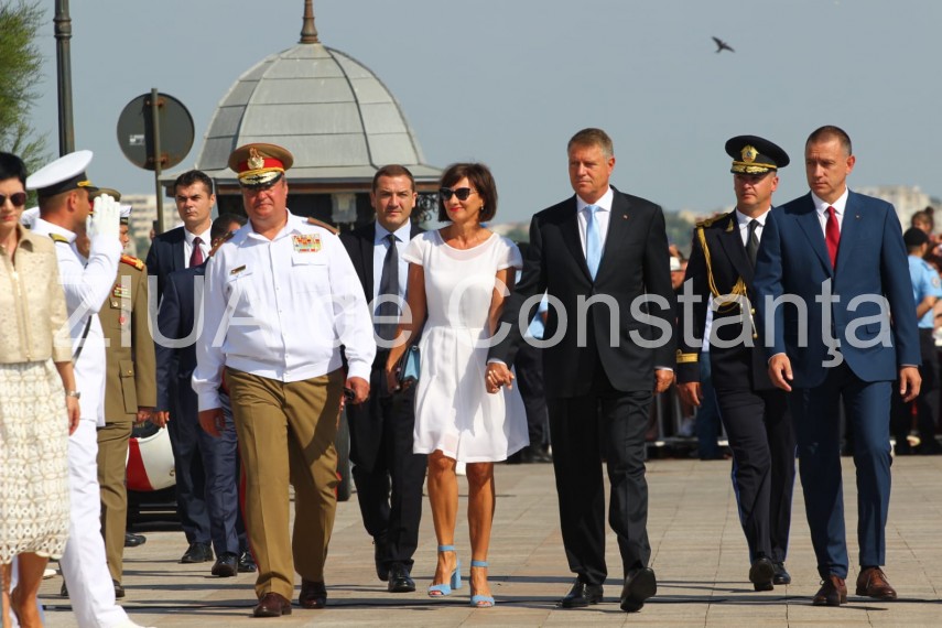au inceput manifestarile dedicate zilei marinei romane mii de oameni s au strans pe faleza comandamentului au inceput manifestarile dedicate zilei marinei romane mii de oameni s au strans pe faleza comandamentului