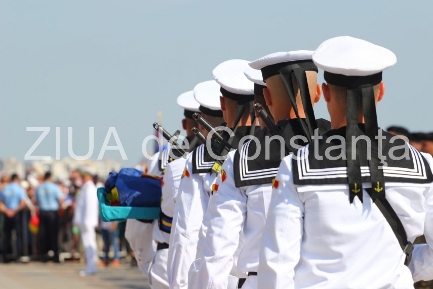 au inceput manifestarile dedicate zilei marinei romane mii de oameni s au strans pe faleza comandamentului au inceput manifestarile dedicate zilei marinei romane mii de oameni s au strans pe faleza comandamentului