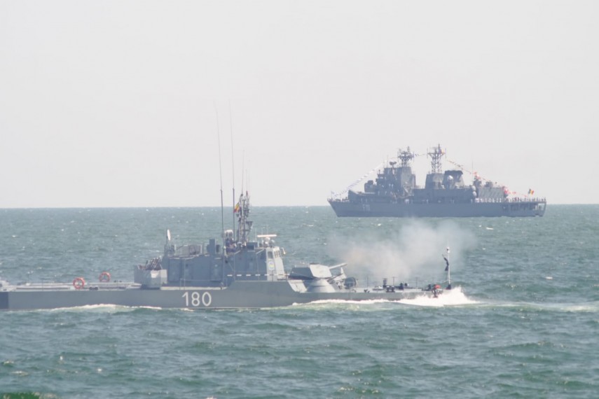 au inceput manifestarile dedicate zilei marinei romane mii de oameni s au strans pe faleza comandamentului au inceput manifestarile dedicate zilei marinei romane mii de oameni s au strans pe faleza comandamentului