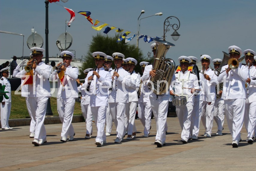 au inceput manifestarile dedicate zilei marinei romane mii de oameni s au strans pe faleza comandamentului au inceput manifestarile dedicate zilei marinei romane mii de oameni s au strans pe faleza comandamentului