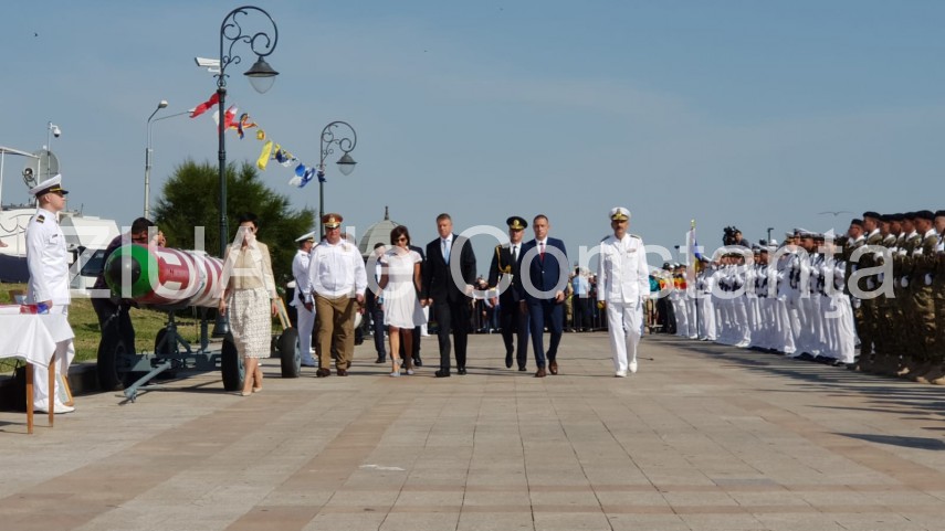 au inceput manifestarile dedicate zilei marinei romane mii de oameni s au strans pe faleza comandamentului au inceput manifestarile dedicate zilei marinei romane mii de oameni s au strans pe faleza comandamentului