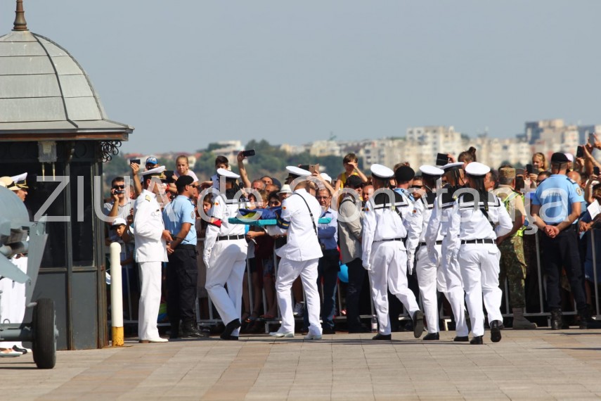au inceput manifestarile dedicate zilei marinei romane mii de oameni s au strans pe faleza comandamentului au inceput manifestarile dedicate zilei marinei romane mii de oameni s au strans pe faleza comandamentului