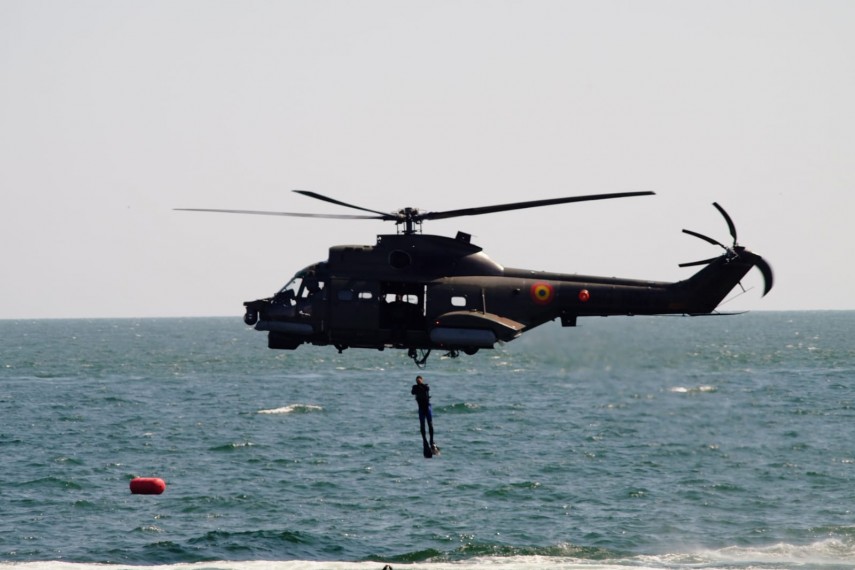 au inceput manifestarile dedicate zilei marinei romane mii de oameni s au strans pe faleza comandamentului au inceput manifestarile dedicate zilei marinei romane mii de oameni s au strans pe faleza comandamentului