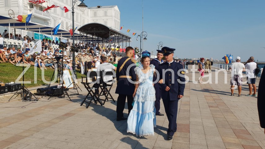 au inceput manifestarile dedicate zilei marinei romane mii de oameni s au strans pe faleza comandamentului au inceput manifestarile dedicate zilei marinei romane mii de oameni s au strans pe faleza comandamentului