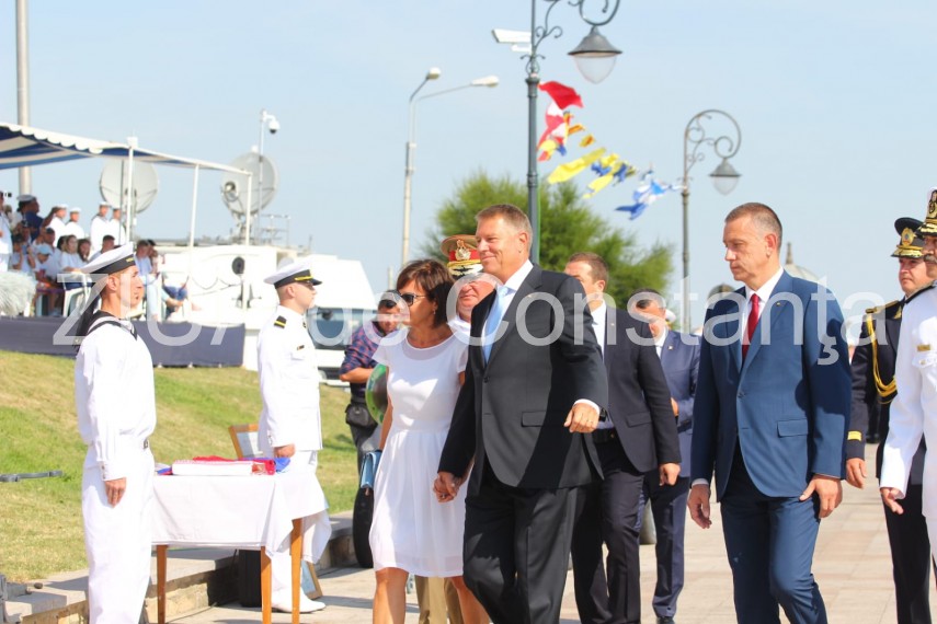 au inceput manifestarile dedicate zilei marinei romane mii de oameni s au strans pe faleza comandamentului au inceput manifestarile dedicate zilei marinei romane mii de oameni s au strans pe faleza comandamentului