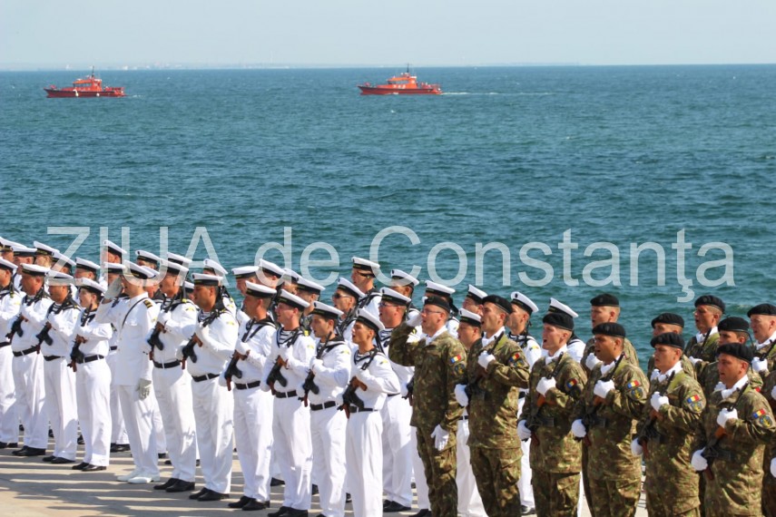 au inceput manifestarile dedicate zilei marinei romane mii de oameni s au strans pe faleza comandamentului au inceput manifestarile dedicate zilei marinei romane mii de oameni s au strans pe faleza comandamentului