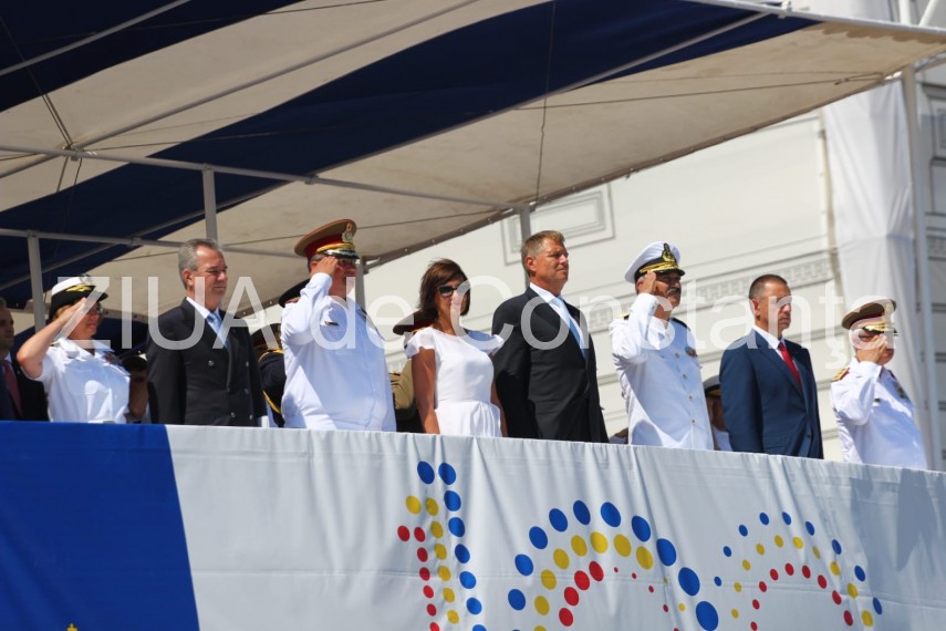 au inceput manifestarile dedicate zilei marinei romane mii de oameni s au strans pe faleza comandamentului au inceput manifestarile dedicate zilei marinei romane mii de oameni s au strans pe faleza comandamentului