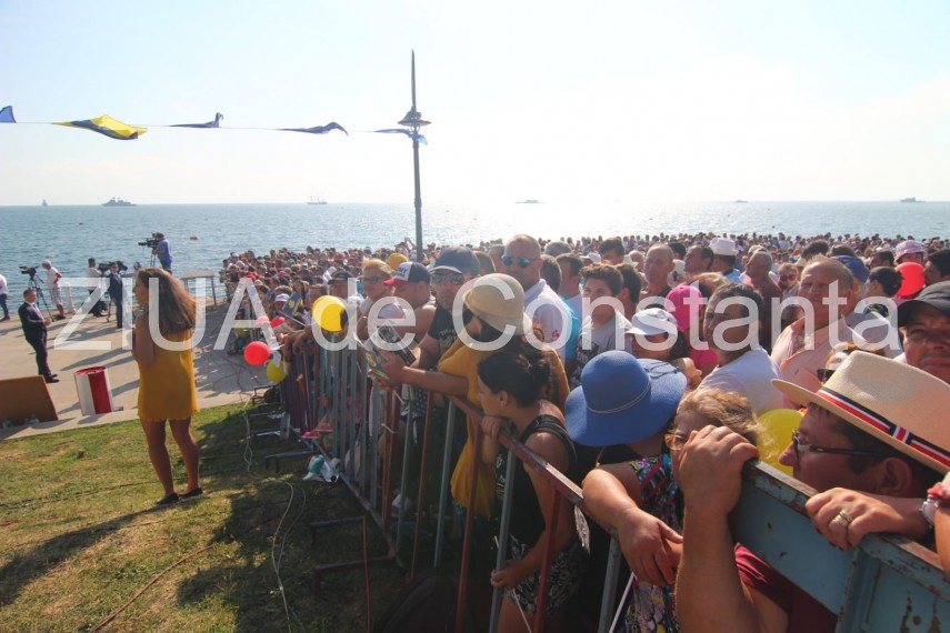 au inceput manifestarile dedicate zilei marinei romane mii de oameni s au strans pe faleza comandamentului au inceput manifestarile dedicate zilei marinei romane mii de oameni s au strans pe faleza comandamentului