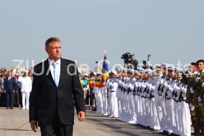au inceput manifestarile dedicate zilei marinei romane mii de oameni s au strans pe faleza comandamentului au inceput manifestarile dedicate zilei marinei romane mii de oameni s au strans pe faleza comandamentului