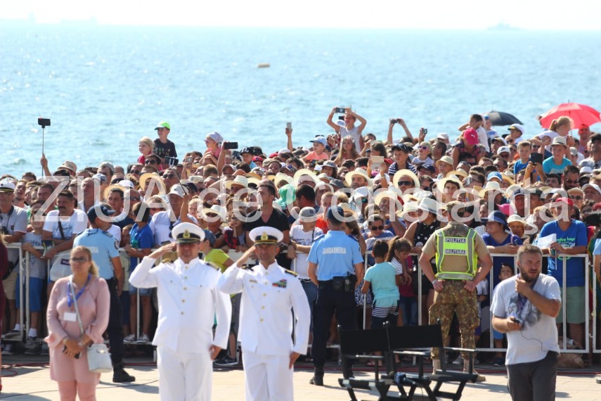 au inceput manifestarile dedicate zilei marinei romane mii de oameni s au strans pe faleza comandamentului au inceput manifestarile dedicate zilei marinei romane mii de oameni s au strans pe faleza comandamentului