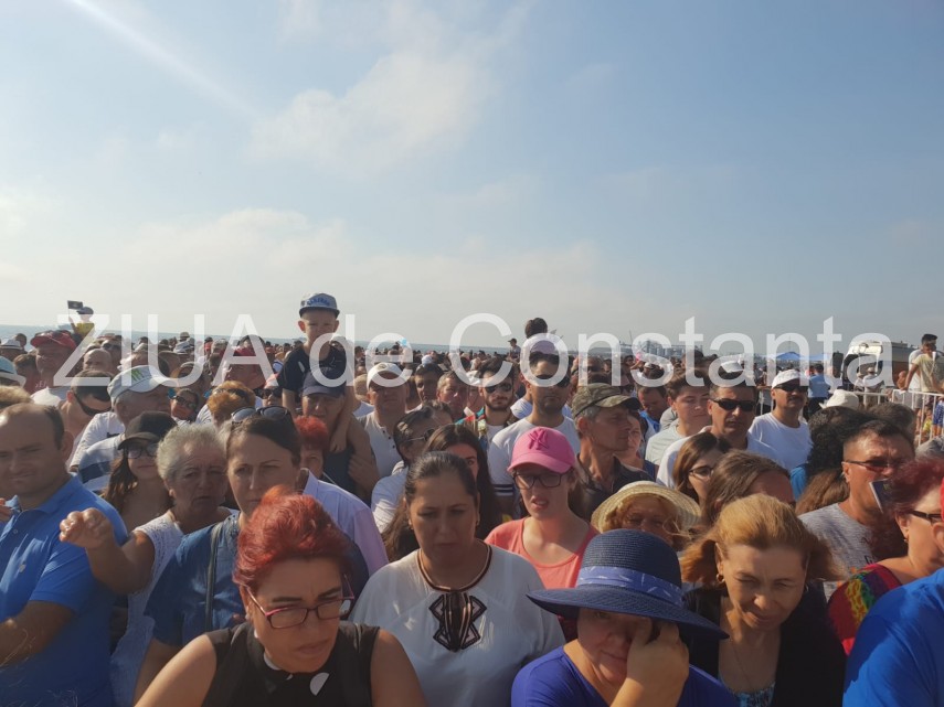 au inceput manifestarile dedicate zilei marinei romane mii de oameni s au strans pe faleza comandamentului au inceput manifestarile dedicate zilei marinei romane mii de oameni s au strans pe faleza comandamentului