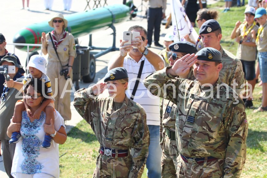 au inceput manifestarile dedicate zilei marinei romane mii de oameni s au strans pe faleza comandamentului au inceput manifestarile dedicate zilei marinei romane mii de oameni s au strans pe faleza comandamentului