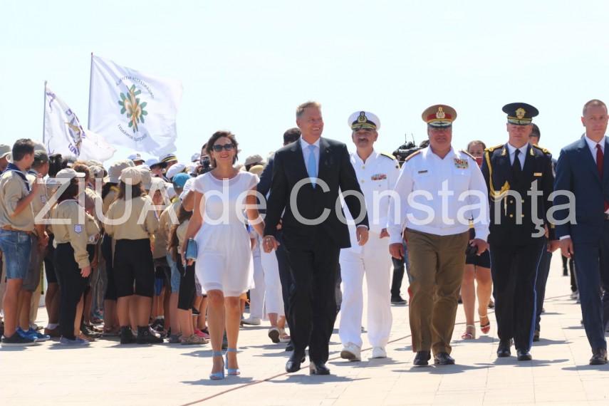 au inceput manifestarile dedicate zilei marinei romane mii de oameni s au strans pe faleza comandamentului au inceput manifestarile dedicate zilei marinei romane mii de oameni s au strans pe faleza comandamentului