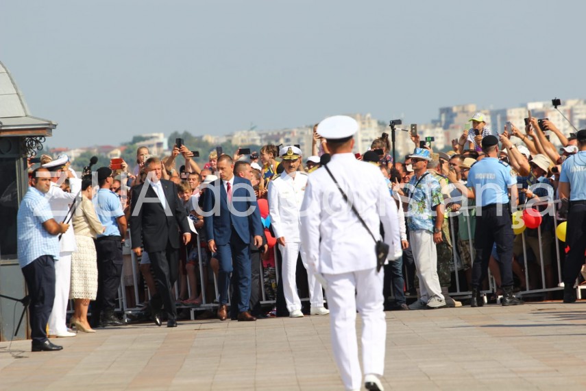 au inceput manifestarile dedicate zilei marinei romane mii de oameni s au strans pe faleza comandamentului au inceput manifestarile dedicate zilei marinei romane mii de oameni s au strans pe faleza comandamentului