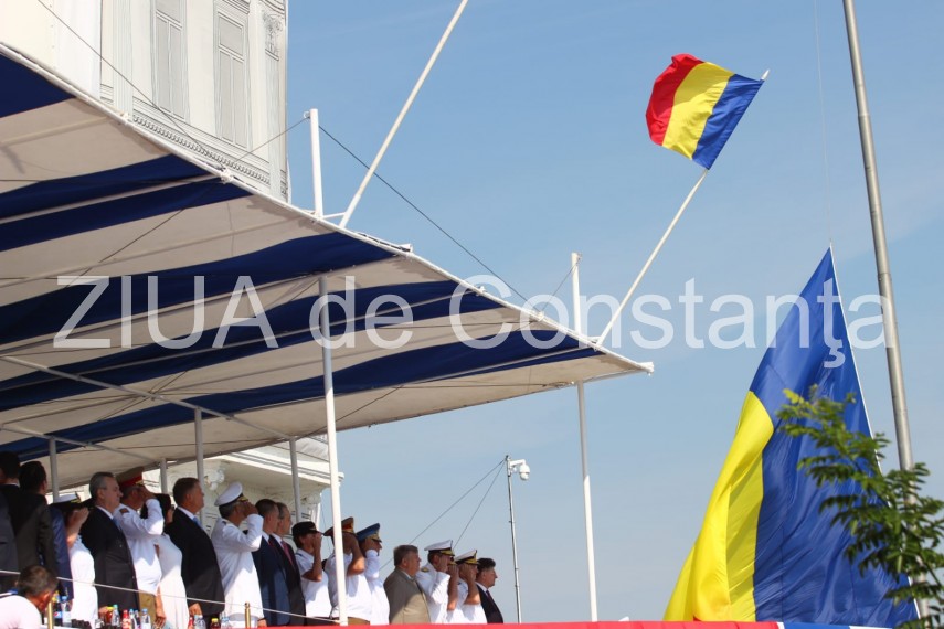 au inceput manifestarile dedicate zilei marinei romane mii de oameni s au strans pe faleza comandamentului au inceput manifestarile dedicate zilei marinei romane mii de oameni s au strans pe faleza comandamentului