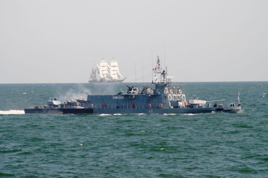 au inceput manifestarile dedicate zilei marinei romane mii de oameni s au strans pe faleza comandamentului au inceput manifestarile dedicate zilei marinei romane mii de oameni s au strans pe faleza comandamentului