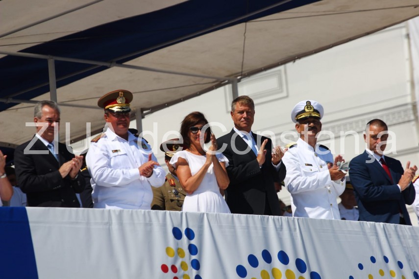 au inceput manifestarile dedicate zilei marinei romane mii de oameni s au strans pe faleza comandamentului au inceput manifestarile dedicate zilei marinei romane mii de oameni s au strans pe faleza comandamentului