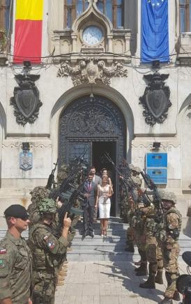 Tineri căsătoriţi luaţi cu asalt, la Starea Civilă din Craiova, de militarii Brigăzii Multinaţionale!