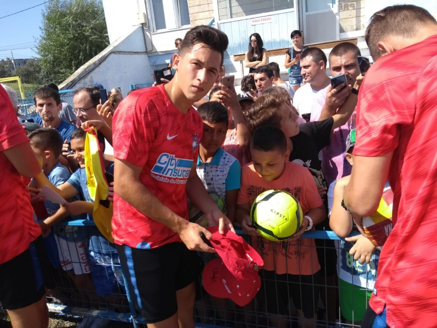 fotbalistii de la fcsb le au oferit autografe fanilor din navodari galerie foto 668805 fotbalistii de la fcsb le au oferit autografe fanilor din navodari galerie foto 668805