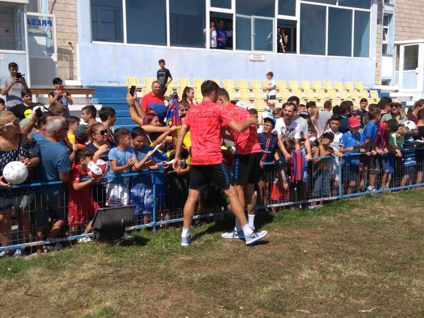 fotbalistii de la fcsb le au oferit autografe fanilor din navodari galerie foto 668805 fotbalistii de la fcsb le au oferit autografe fanilor din navodari galerie foto 668805