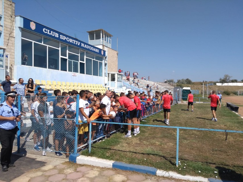 fotbalistii de la fcsb le au oferit autografe fanilor din navodari galerie foto 668805 fotbalistii de la fcsb le au oferit autografe fanilor din navodari galerie foto 668805
