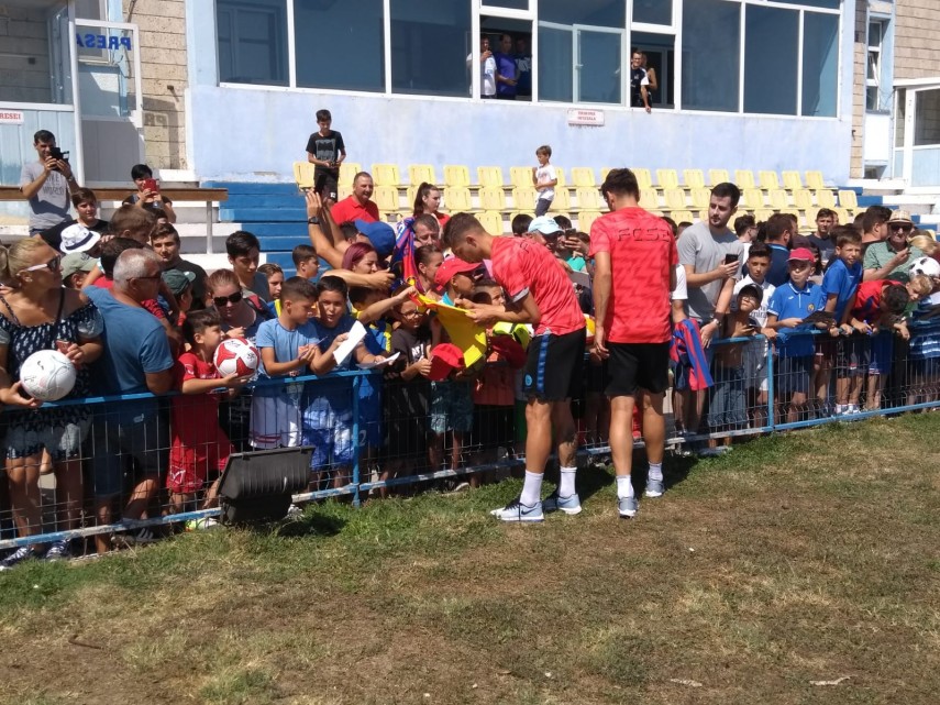 fotbalistii de la fcsb le au oferit autografe fanilor din navodari galerie foto 668805 fotbalistii de la fcsb le au oferit autografe fanilor din navodari galerie foto 668805