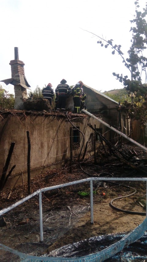 tulcea incendiu violent intr o gospodarie din mahmudia galerie foto 668992 tulcea incendiu violent intr o gospodarie din mahmudia galerie foto 668992