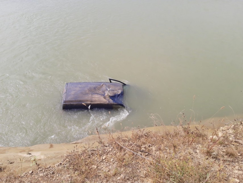 grav accident in judetul suceava un autoturism a plonjat in rau de pe un pod provizoriu galerie foto grav accident in judetul suceava un autoturism a plonjat in rau de pe un pod provizoriu galerie foto